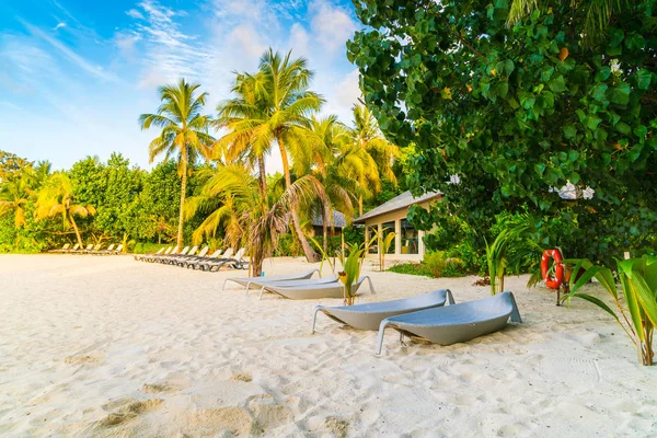 Sillas de playa en la isla de Maldivas al amanecer  . —  Fotos de Stock