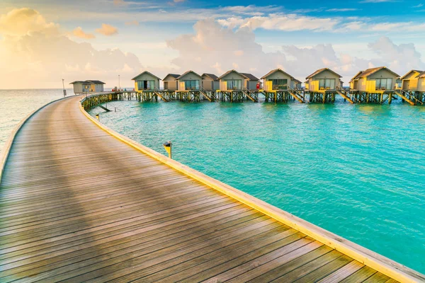 美丽的水上别墅在热带马尔代夫岛在母 — 图库照片