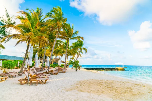 Esernyő, a Maldív-szigetek, fehér homokos strand székek — Stock Fotó