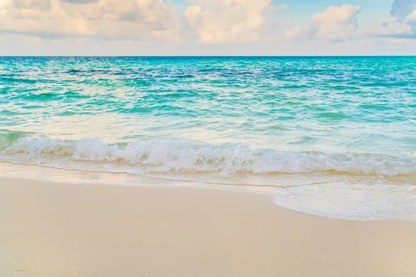 Hermosa isla tropical de Maldivas con playa de arena blanca y se —  Fotos de Stock