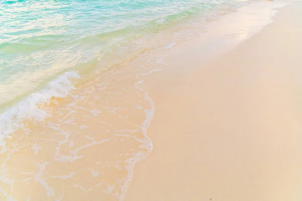 Vacker tropisk Maldiverna ö med vit sandstrand och se — Stockfoto