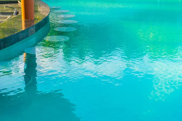 Bar a bordo piscina nell'isola tropicale delle Maldive  . — Foto Stock
