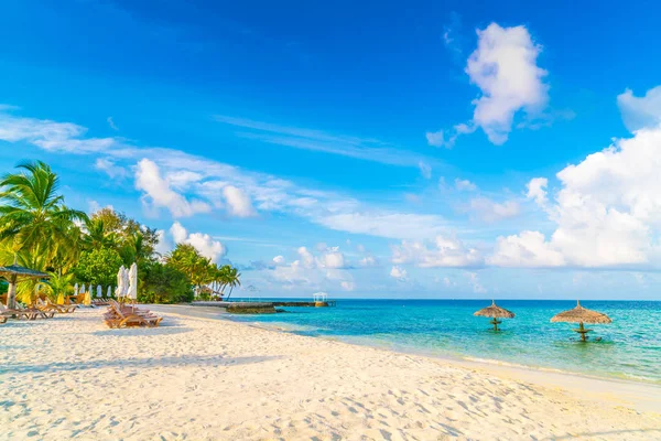 Plaj sandalyeleri Maldivler Island, beyaz kumlu Plajda şemsiye ile — Stok fotoğraf