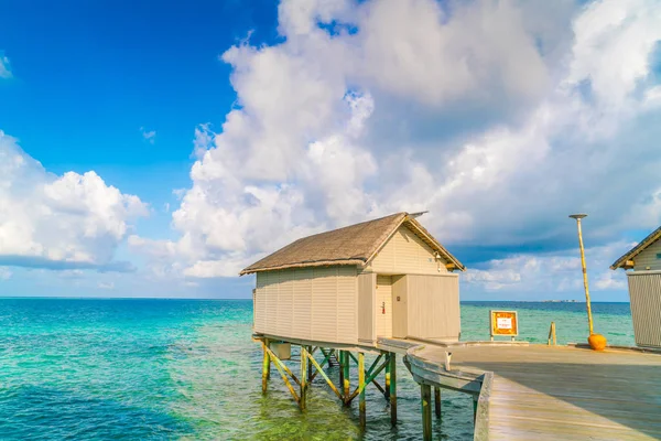 美丽的水上别墅在热带马尔代夫岛在母 — 图库照片