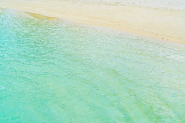 Vacker tropisk Maldiverna ö med vit sandstrand och se — Stockfoto