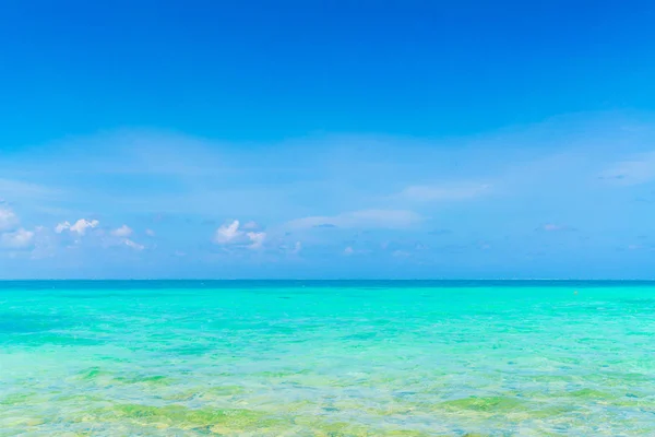 Hermosa isla tropical de Maldivas con playa de arena blanca y se — Foto de Stock