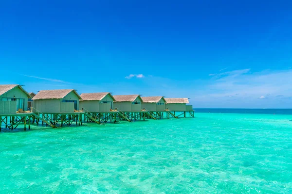 Csodálatos víz villák trópusi Maldív-szigetek sziget  . — Stock Fotó