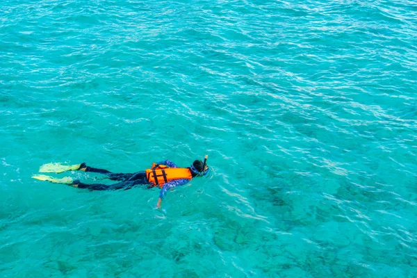 Snorkel Isla Tropical Maldivas — Foto de Stock