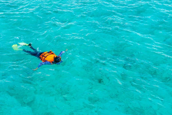 Snorkel Isla Tropical Maldivas — Foto de Stock