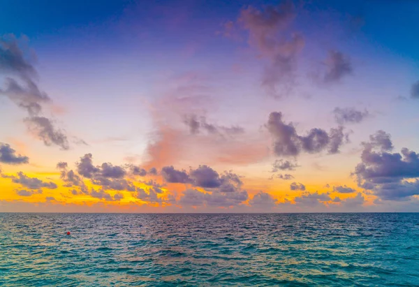 美丽的夕阳与平静的海面 在热带的马尔代夫岛上空 — 图库照片