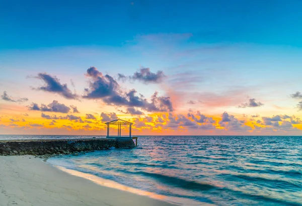 Tropikal Maldivler Adasında Sakin Deniz Üzerinde Gökyüzü Ile Güzel Gün — Stok fotoğraf