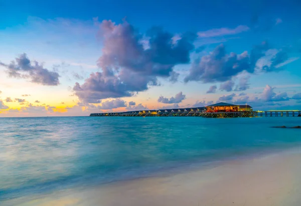 Hermosas Villas Acuáticas Isla Tropical Maldivas Atardecer — Foto de Stock
