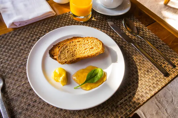 Frukost Med Rostat Bröd Och Kaffe — Stockfoto
