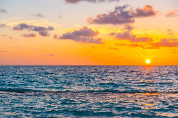 美丽的夕阳与平静的海面 在热带的马尔代夫岛上空 — 图库照片