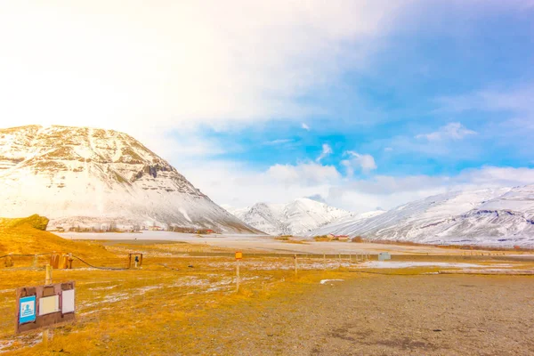 Pokryte śniegiem góry Islandii w sezonie zimowym . — Zdjęcie stockowe