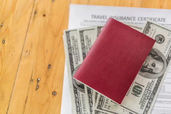 Passaporte em branco com dólares americanos em mesa de madeira sobre Travel Aviatio — Fotografia de Stock