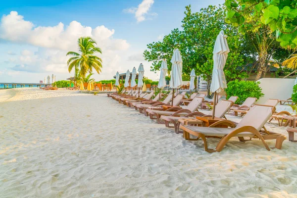 Esernyő, a Maldív-szigetek, fehér homokos strand székek — Stock Fotó