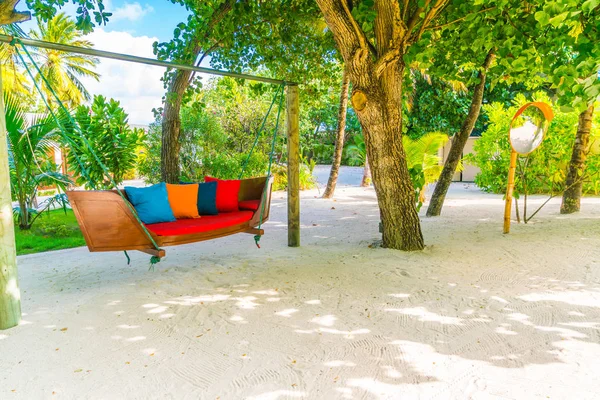 Balanço pendurar na árvore na ilha das Maldivas tropicais  . — Fotografia de Stock