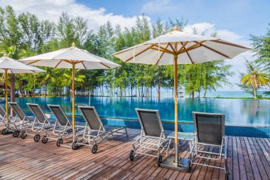 Denize yakın Yüzme Havuzu rahatlatıcı ile koltuk .