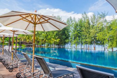 Denize yakın Yüzme Havuzu rahatlatıcı ile koltuk .