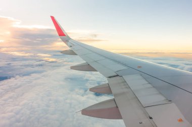Bulutların üzerinde uçan bir uçağın kanadı
