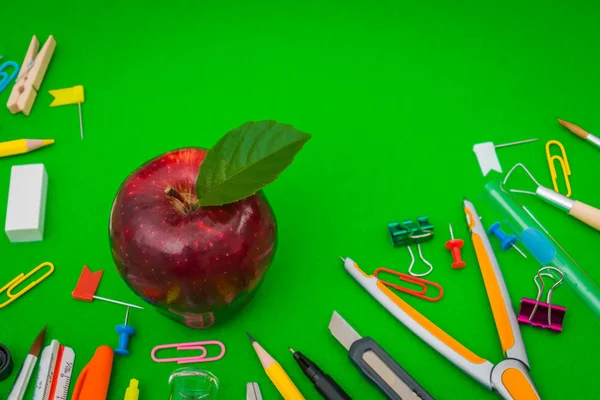 Materiale scolastico sulla lavagna verde "Ritorno a scuola — Foto Stock