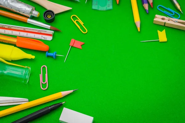 Materiale scolastico sulla lavagna verde "Ritorno a scuola — Foto Stock