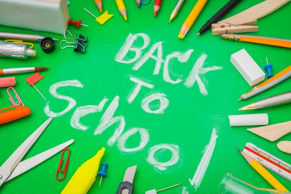 Skolan levererar på gröna svarta tavlan "tillbaka till skolan bakgrund — Stockfoto