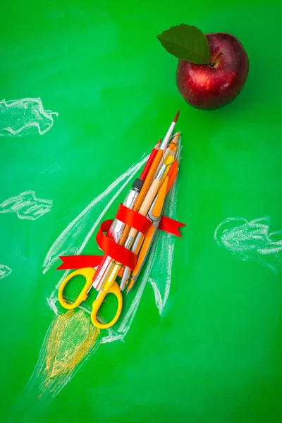 Rocket made from School supplies on Green chalkboard " Back to s — Stock Photo, Image