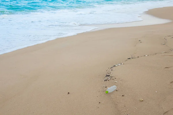 Bottiglie di plastica e altri rifiuti sulla spiaggia di mare  . — Foto Stock