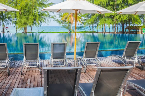 Piscina com bancos relaxantes perto do mar  . — Fotografia de Stock