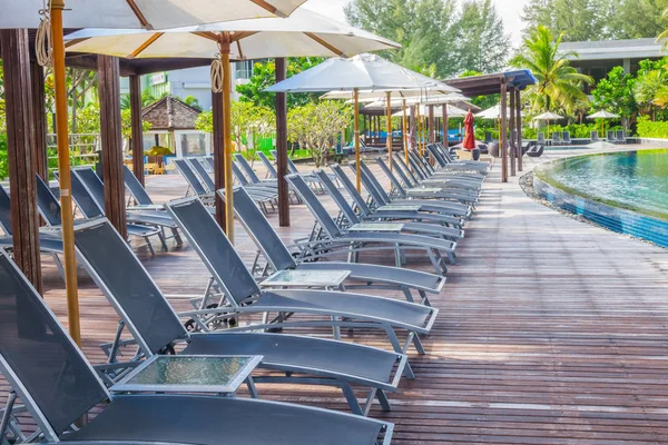 Piscina con asientos relajantes cerca del mar  . — Foto de Stock