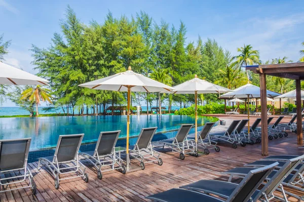 Denize yakın Yüzme Havuzu rahatlatıcı ile koltuk .