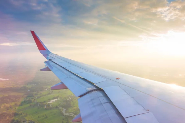 Ala Avião Voando Acima Das Nuvens Pôr Sol — Fotografia de Stock