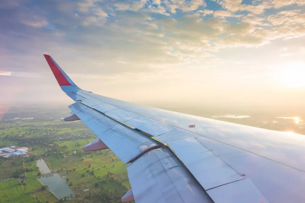 Ala Avión Volando Sobre Las Nubes Atardecer —  Fotos de Stock