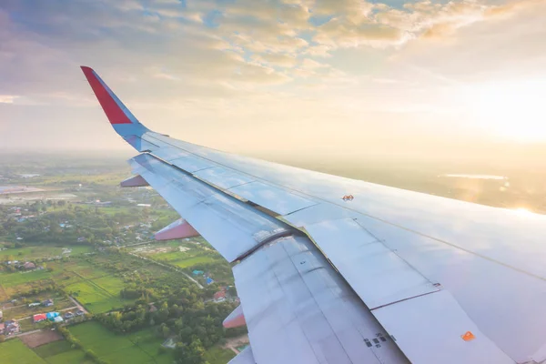 Ala Avión Volando Sobre Las Nubes Atardecer —  Fotos de Stock