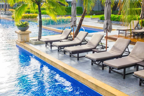 Piscina con asientos relajantes cerca del mar  . —  Fotos de Stock