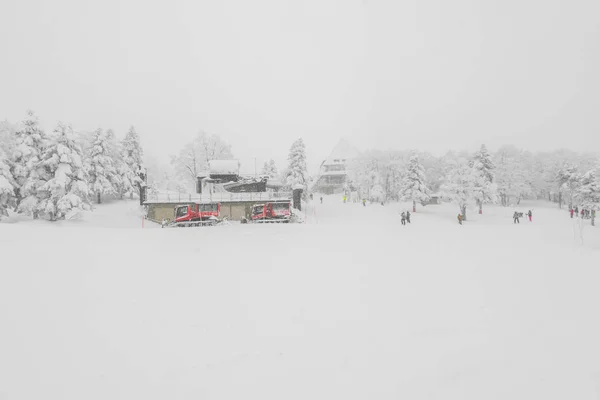 Mint hó a hegyen a ski resort ski lift . — Stock Fotó
