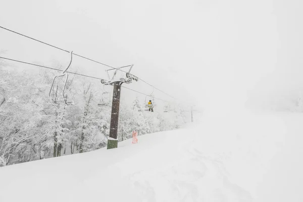 Remonte sobre nieve en estación de esquí  . — Foto de Stock