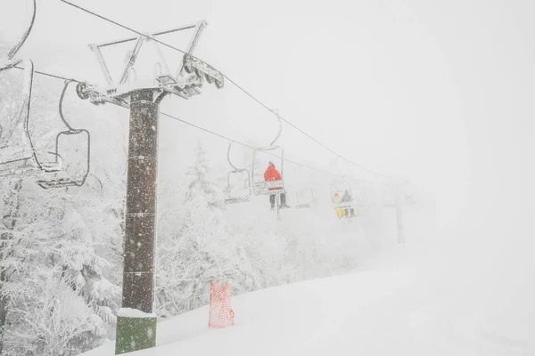在滑雪胜地雪山滑雪缆车 . — 图库照片