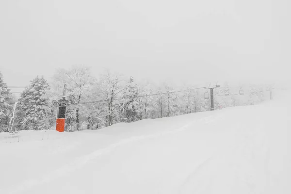 Remontées mécaniques sur neige dans la station de ski  . — Photo