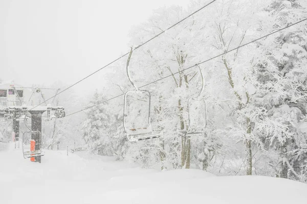 Ski lift üzerinde kar dağ Kayak merkezinde . — Stok fotoğraf