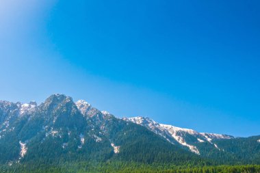 Güzel kar kaplı dağlar manzara Kashmir devlet, Hindistan