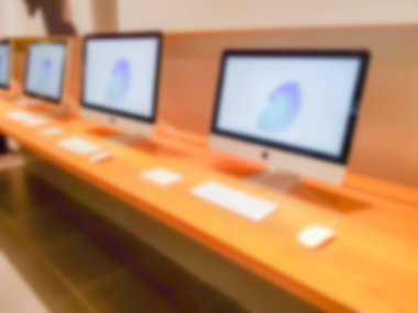 Soyut bulanıklığı boş bilgisayar odası .