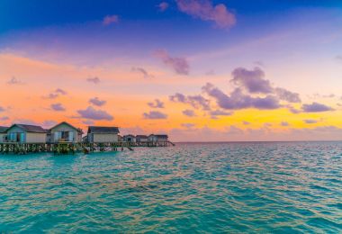 Tropikal Maldivler Adası'nda gün batımını güzel su Villa