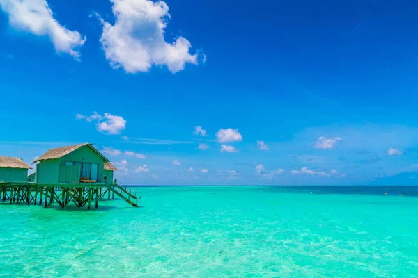 Beautiful water villas in tropical Maldives island  . — Stock Photo, Image