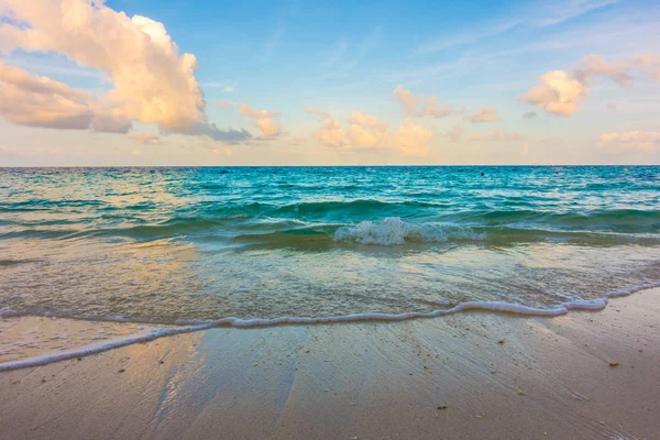 Bella alba con cielo sul mare calmo nelle Maldive tropicali i — Foto Stock