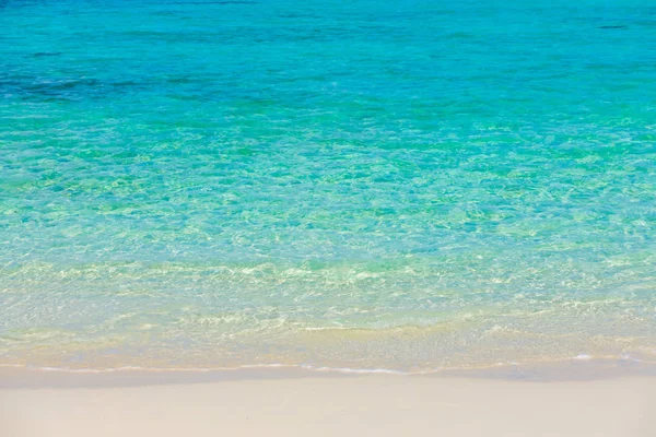 Mooie tropische Maldiven island met witte zandstrand en se — Stockfoto