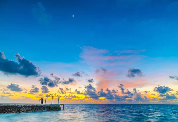 Tropikal Maldivler sakin deniz üzerinde gökyüzü ile güzel gün batımı — Stok fotoğraf