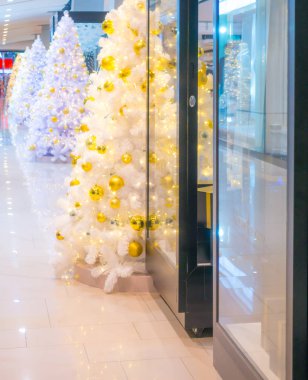 Noel ağacı ve süslemeler